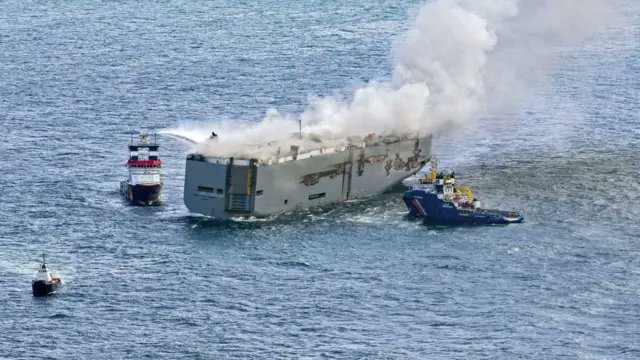 Incendio de barco carguero deja al menos 20 muertos en Nigeria