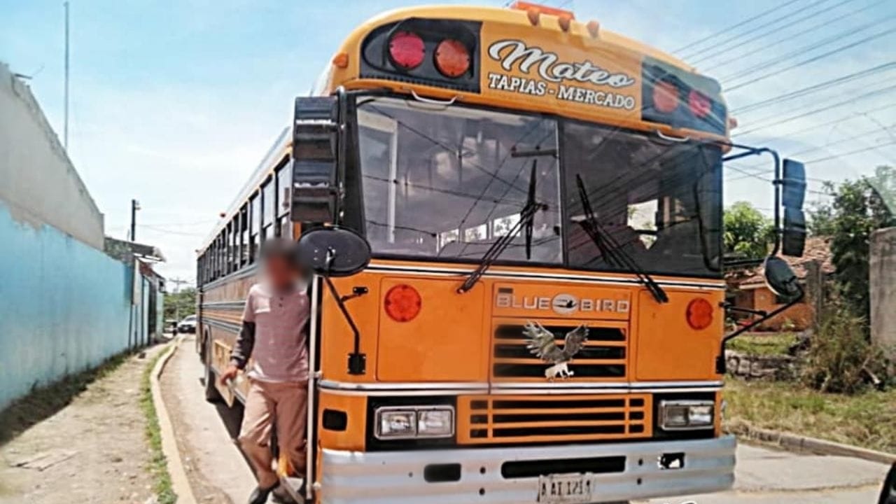 Suman seis días consecutivos sin transporte público en la aldea Mateo por extorsión