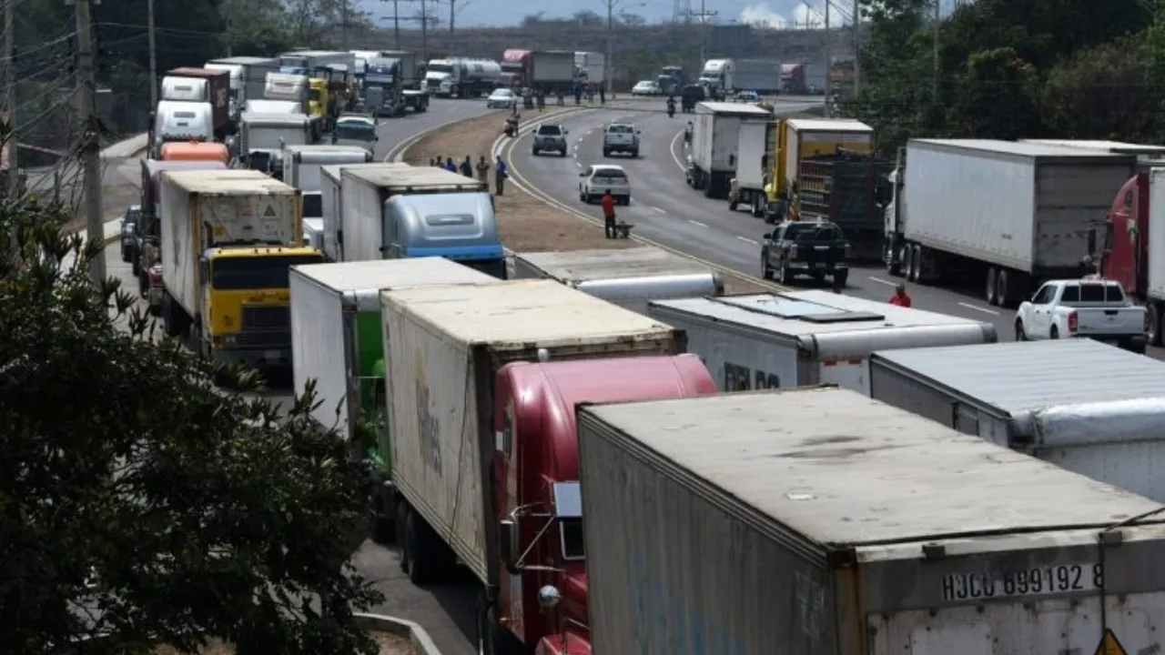 Transportistas conocerán el miércoles si el gobierno cobrará impuesto de $15