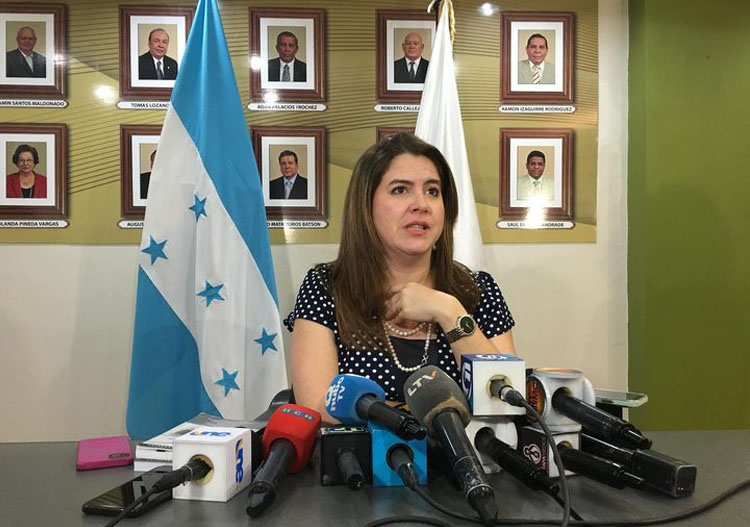 Cossette López advierte sobre amenazas e intimidación en su contra