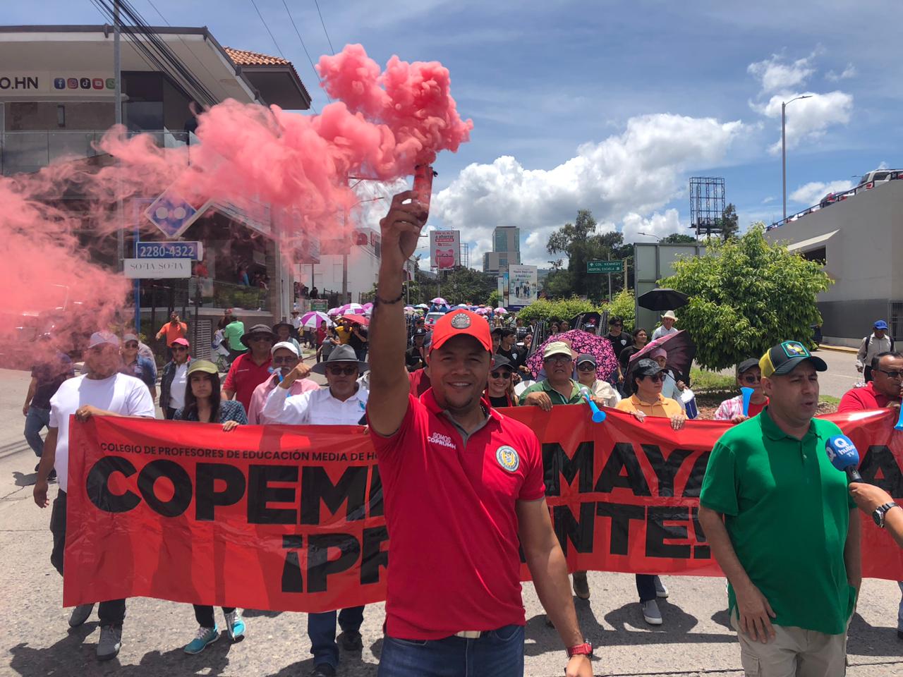 Centenares de maestros se movilizan en Tegucigalpa a favor de las reformas a la Ley del Inprema