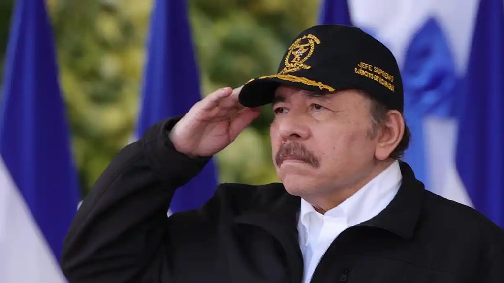 DANIEL ORTEGA CONDECORA A JEFES MILITARES HONDUREÑOS