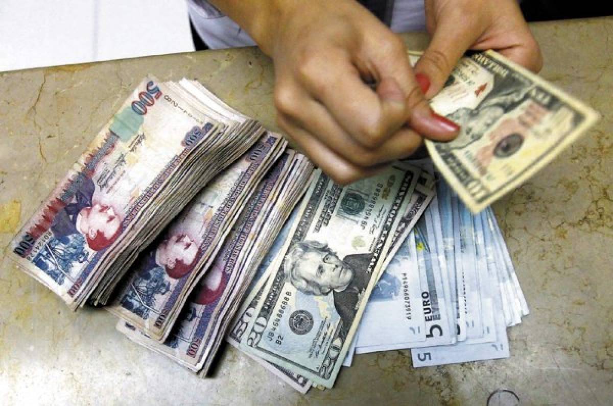 Lempira comienza a devaluarse de forma acelerada frente al dólar rezagándose  50 centavos