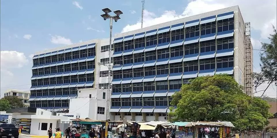 Mujer logra sobrevivir tras lanzarse del tercer piso del Hospital Escuela