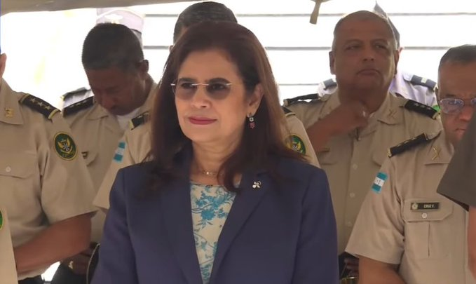 Rixi Moncada asume como ministra de Defensa y afirma que “las FFAA deben defender la soberanía de fuerzas externas que intentan dirigir nuestros destinos”