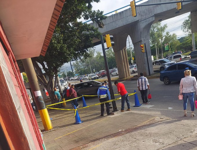 ¡Iba por lana y salió trasquilado! Asaltante atracaba con pistola falsa y fue herido con un arma de fuego real en Tegucigalpa