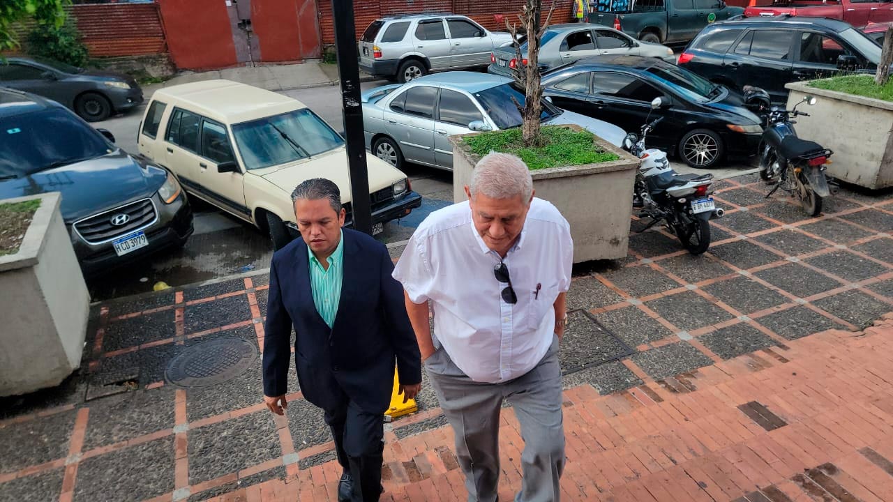 Leopoldo Crivelli comparece en la ATIC ante menciones en el juicio de JOH y asegura “ser inocente”