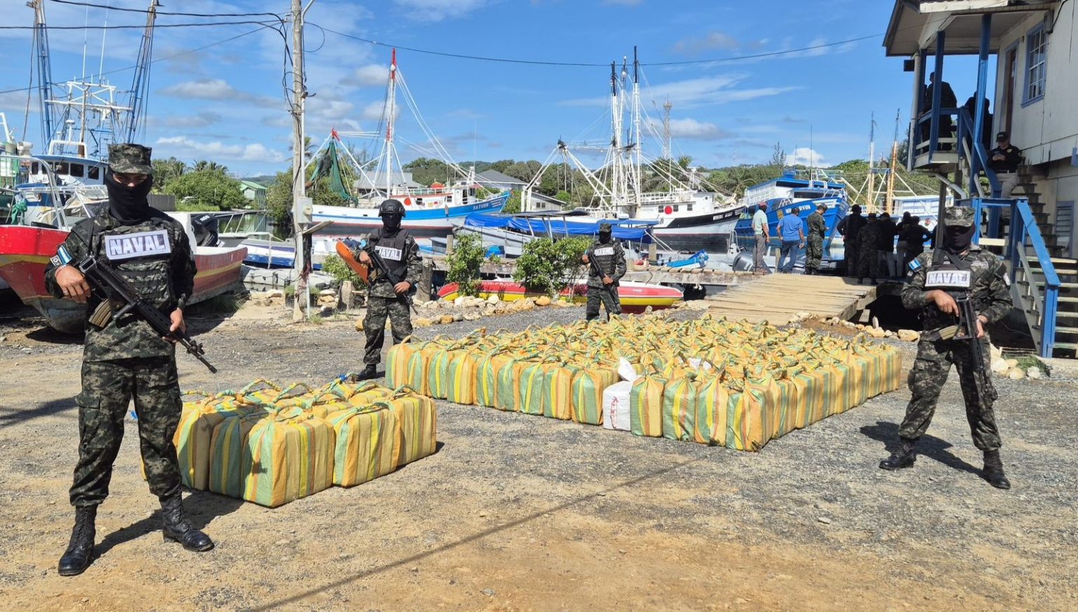 Al menos dos toneladas de cocaína hallan en narco lancha interceptada al norte de Guanaja