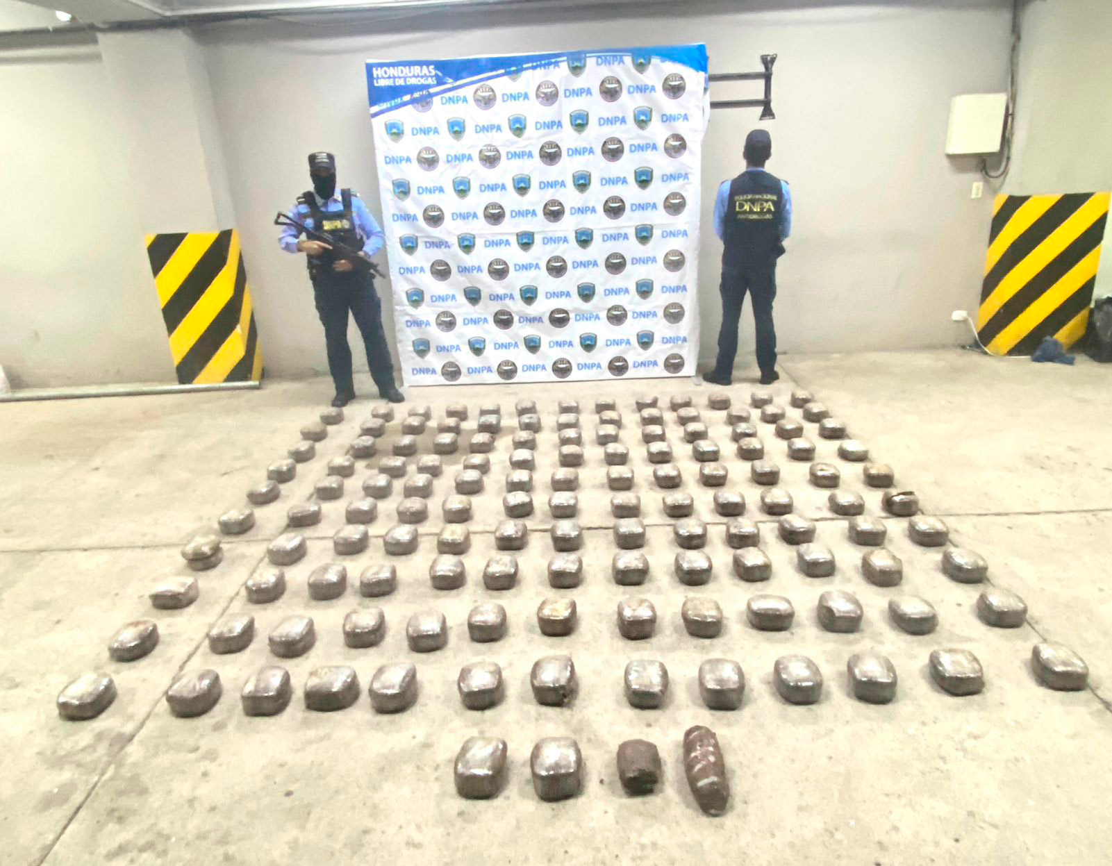 Efectivos antidrogas descubren cargamento de marihuana al interior de una caleta en la paila de un vehículo en Olancho