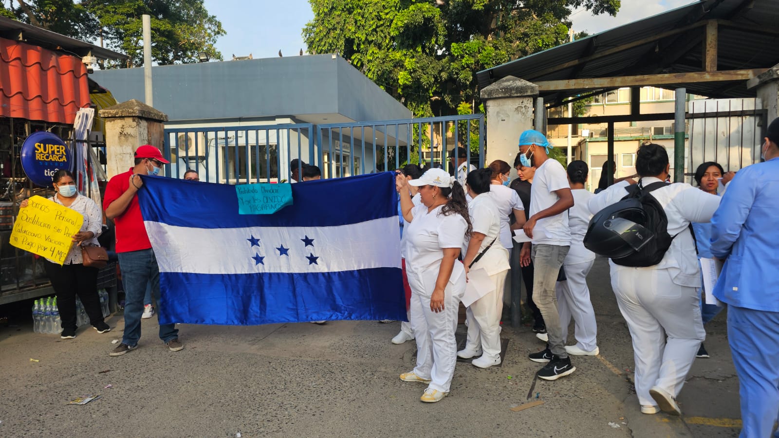 Empleados del IHSS en San Pedro Sula vuelven a protestar exigiendo salarios retrasados