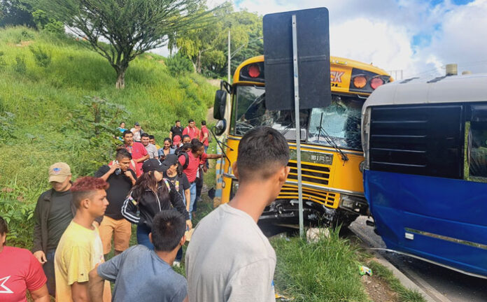 Varias personas heridas tras chocar bus con otras unidades del transporte en El Carrizal