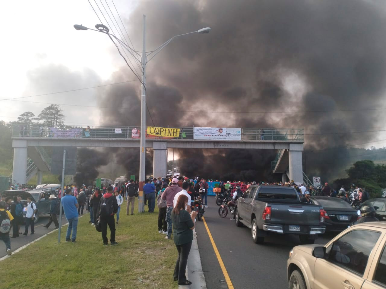 Miembros del COPINH bloquean la carretera CA-5 a la altura de Hábitat exigiendo justicia por la muerte del ambientalista Juan López