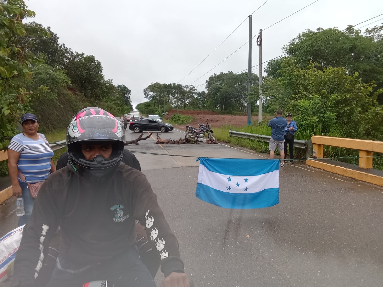 Maestros bloquean carretera entre San Esteban y Gualaco en Olancho exigiendo reformas a la Ley del INPREMA