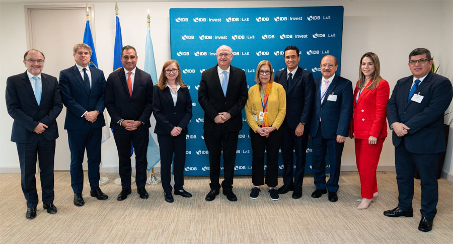 Delegación del Gabinete Económico se reúne con representantes de organismos multilaterales en Washington en búsqueda de recursos