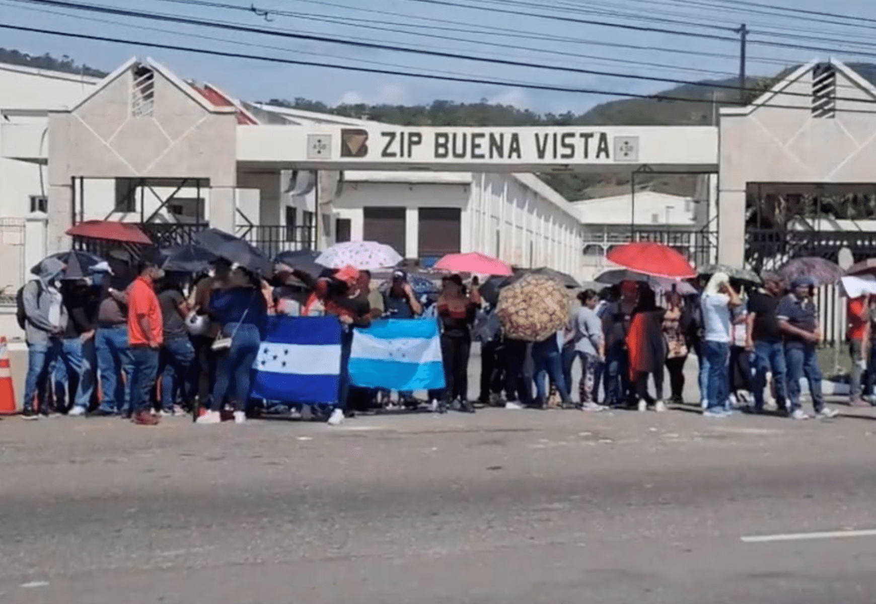 Empleados de maquiladora en Villanueva, Cortés, inician plantón alegando de acuerdos laborales