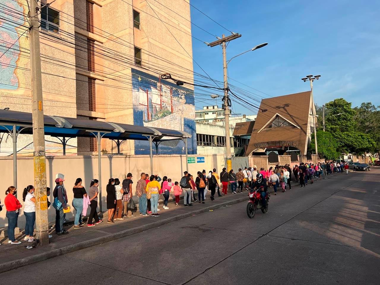 Largas filas en el Hospital Escuela tras el feriado: pacientes exigen mejor atención