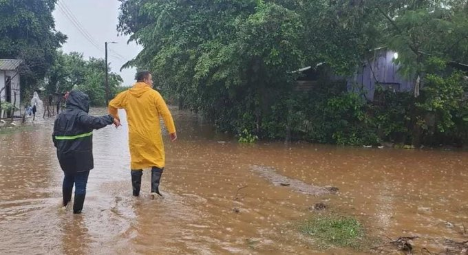 Más de 40 viviendas inundadas y deslizamientos a causa de las lluvias en Omoa, Cortés