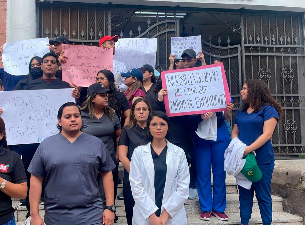 Frente a la SESAL, estudiantes de medicina de la UNICAH denuncian suspensión de salario beca