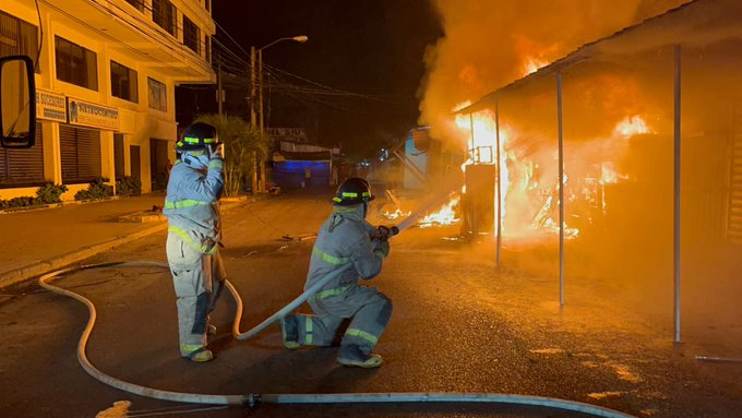 Incendio consume más de 10 locales comerciales en SPS y deja pérdidas millonarias
