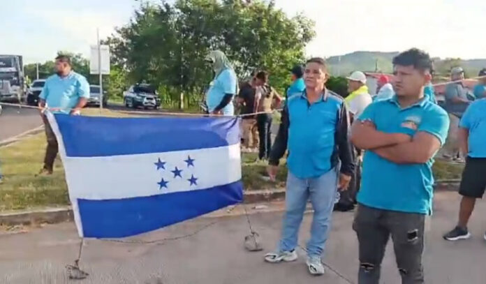 Pobladores bloquean carretera en Jícaro Galán en protesta por mal estado de la calle