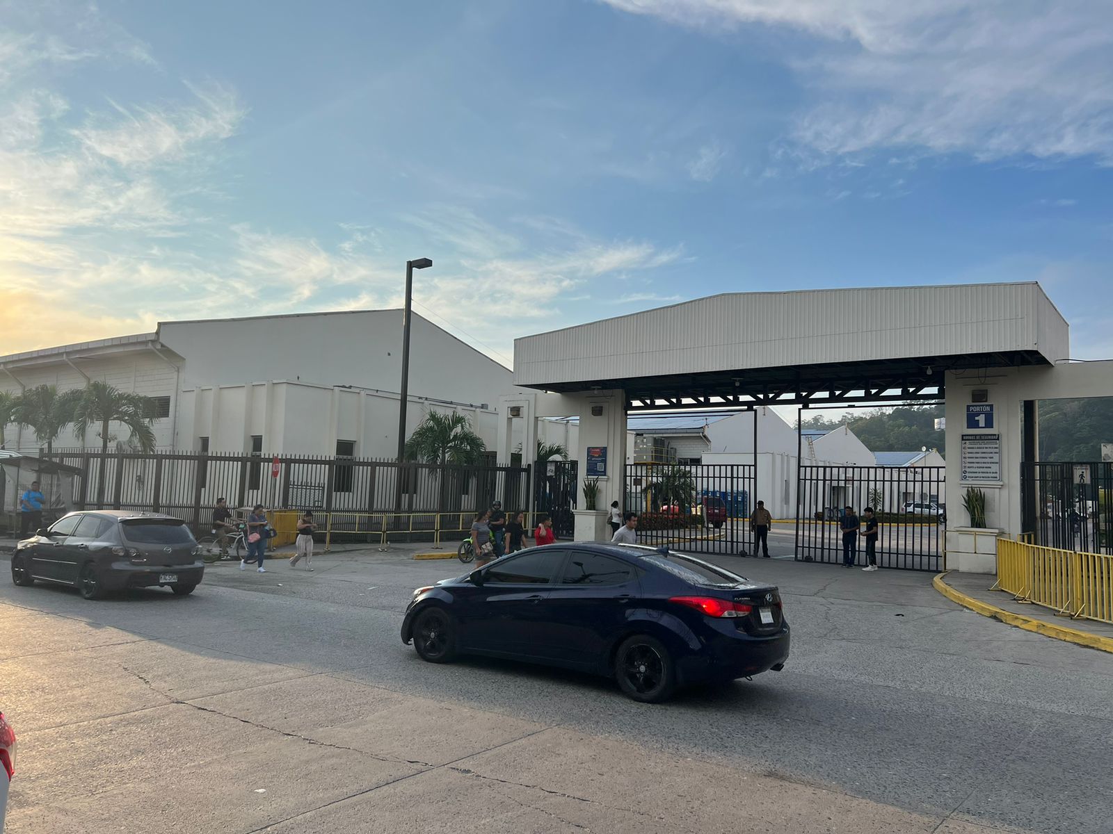Más de 3,000 operarios se quedan en la calle tras cierre de maquila en Choloma