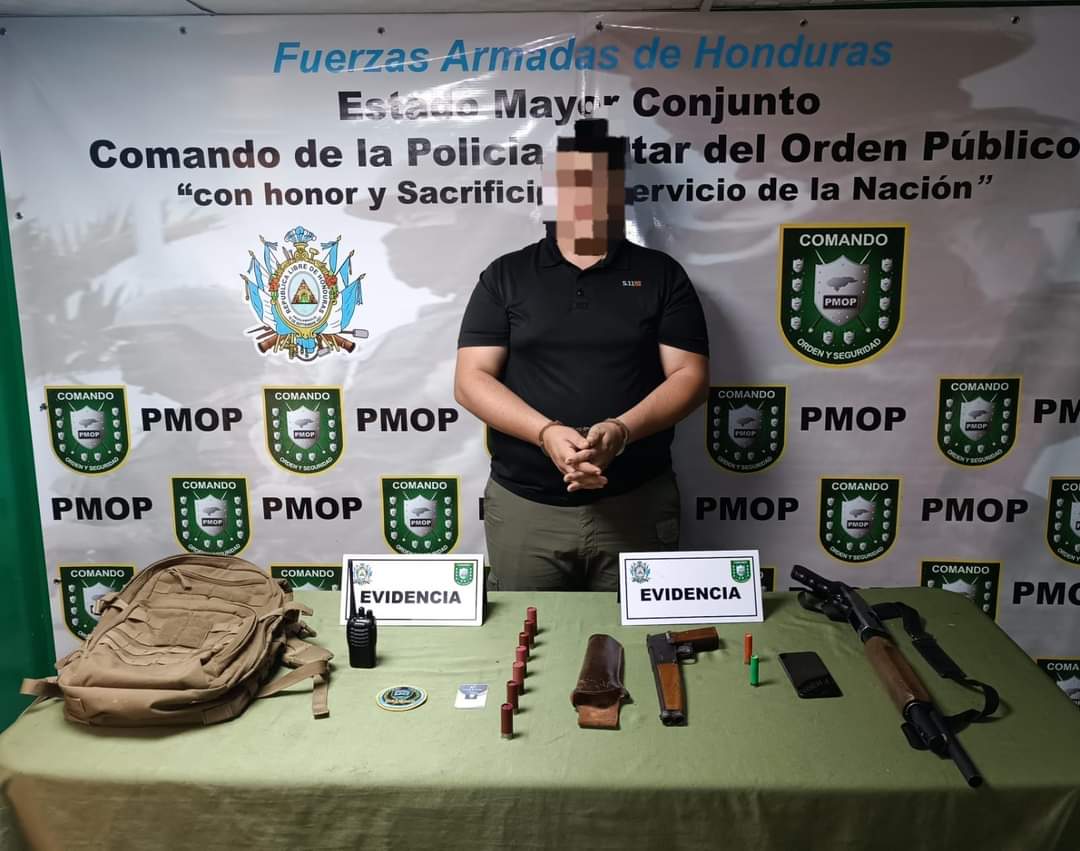 La Policía Militar detiene a un ciudadano por uso prohibido de insignias policiales y otros delitos en la aldea Mateo