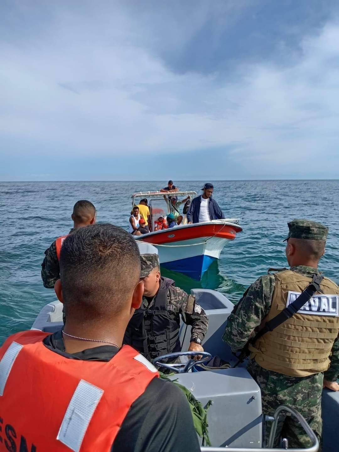 Fuerza Naval rescata 13 Turistas que navegaban hacia “Cayos Cochinos”.