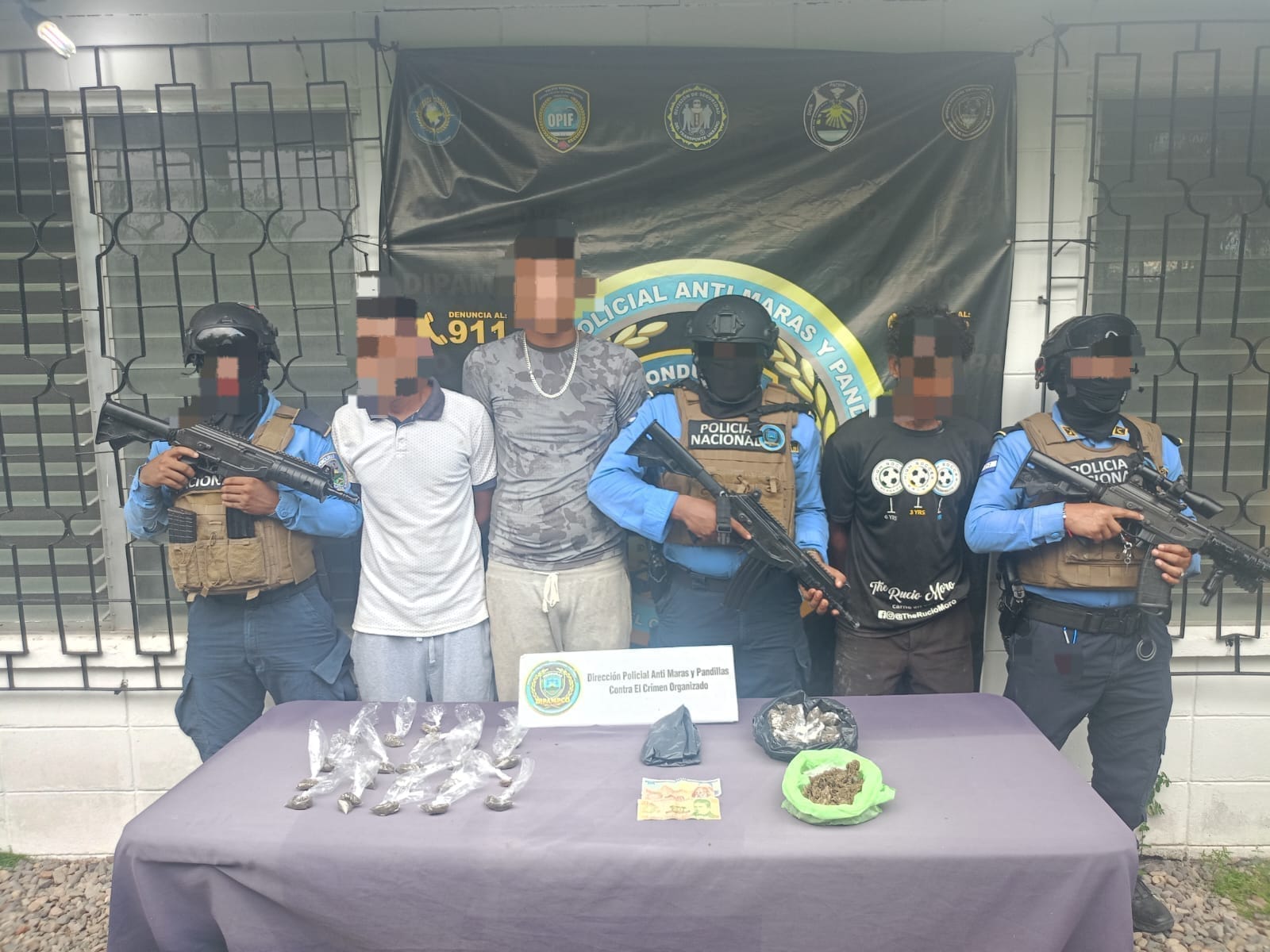 DIPAMPCO detiene a tres personas con supuesta droga en operativo en La Ceiba