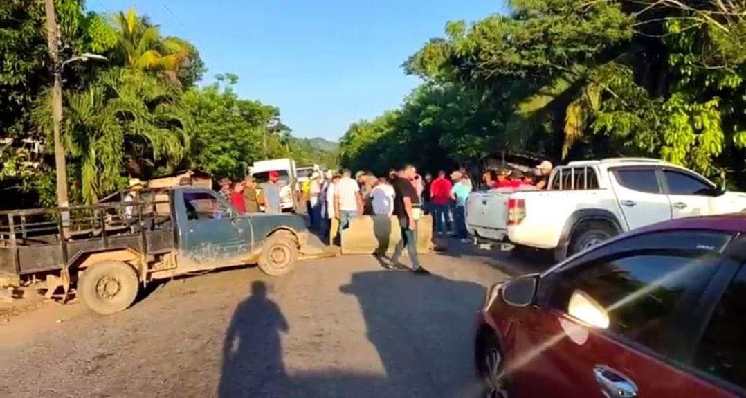 Pobladores de Tocoa se toman la CA-13 exigiendo derogación de decreto que prohíbe portación de armas