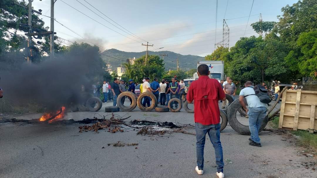 Pobladores de El Calán se toman la entrada principal en protesta por incumplimiento de pavimentación