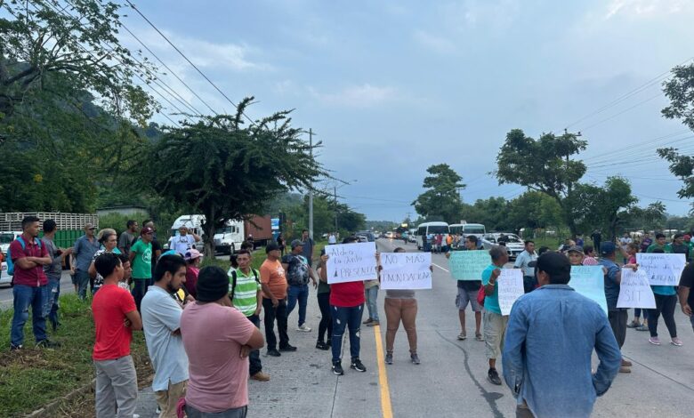 Tras 24 horas de protesta, con uso de gas lacrimógeno Policía desbloquea carretera en Baracoa