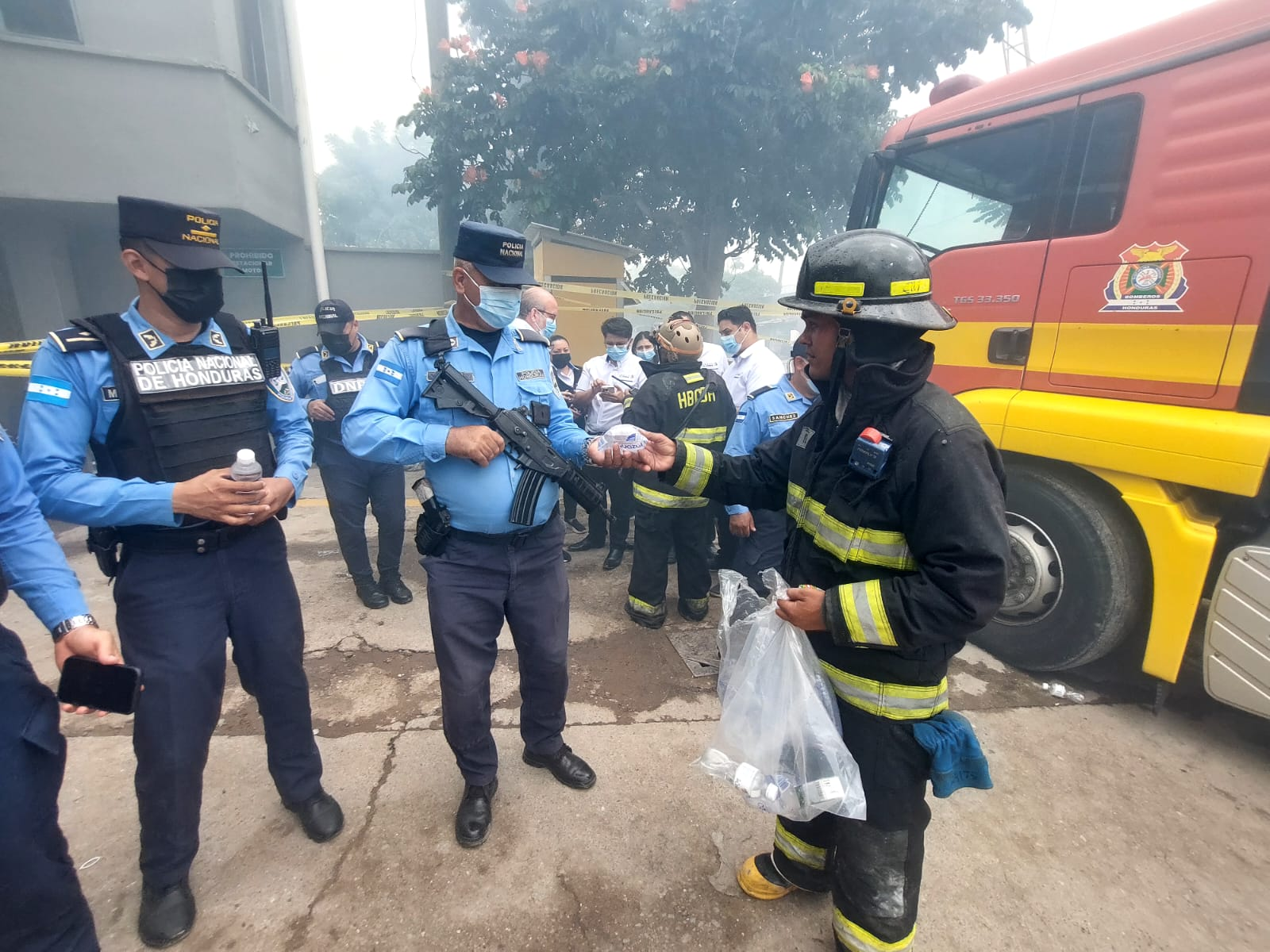 Al menos 80 efectivos de la Policía Nacional colaboran para apagar voraz incendio en El Prado