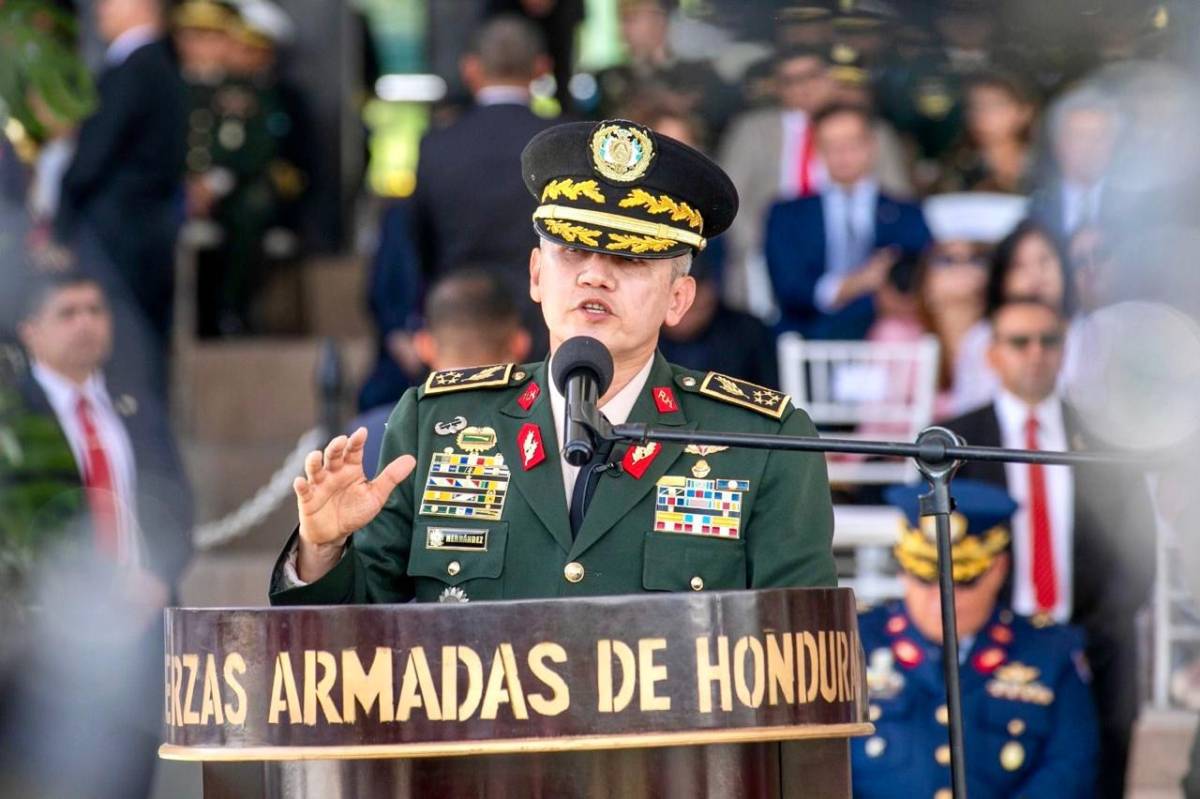 El general Roosevelt saca su arma y le apunta a la Constitución en un acto con auxiliares de las FF AA