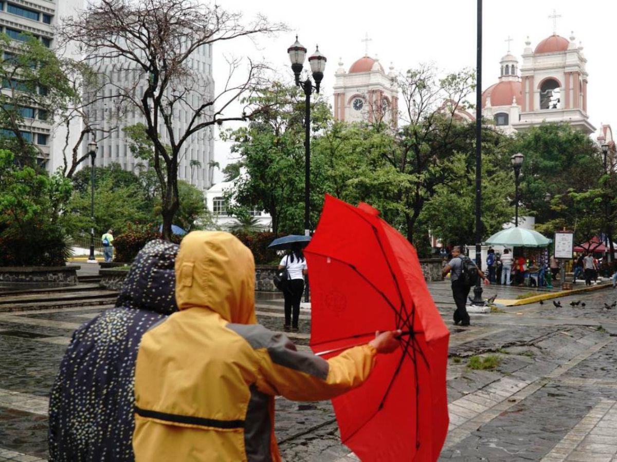 ¡A sacar los paraguas! Copeco avisa ingreso de cuña de alta presión que dejará lluvias con tormentas eléctricas en casi todo el país