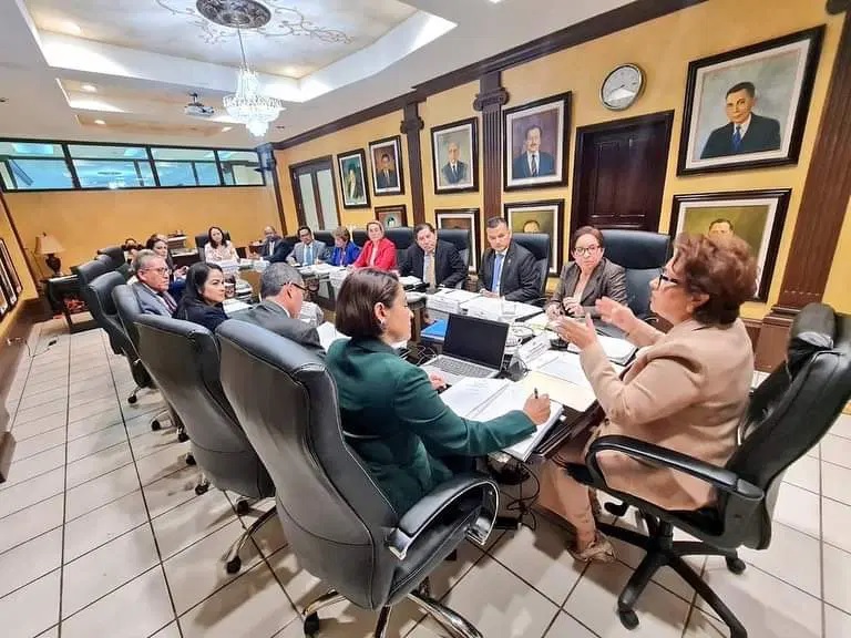 ¿Quiénes fueron los magistrados que votaron a favor y en contra de declarar constitucional el Pacto de Impunidad?