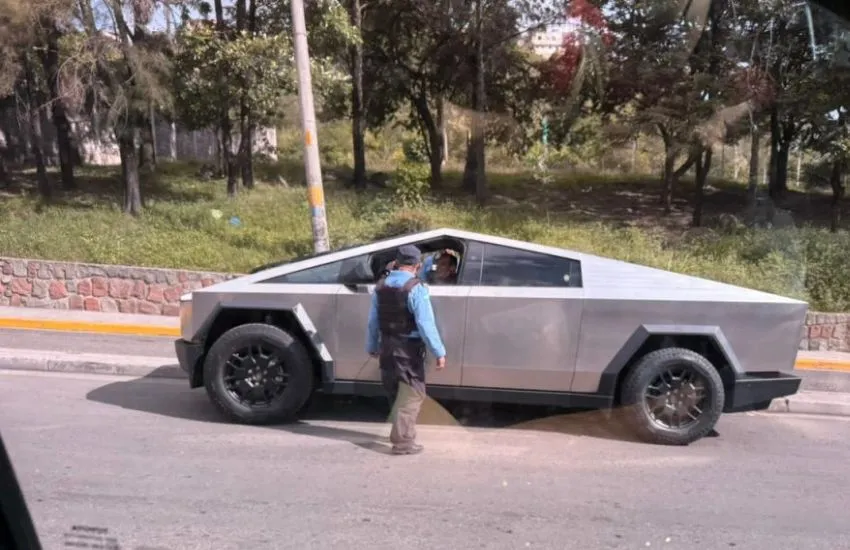 Un policía detiene un tesla en el anillo periférico