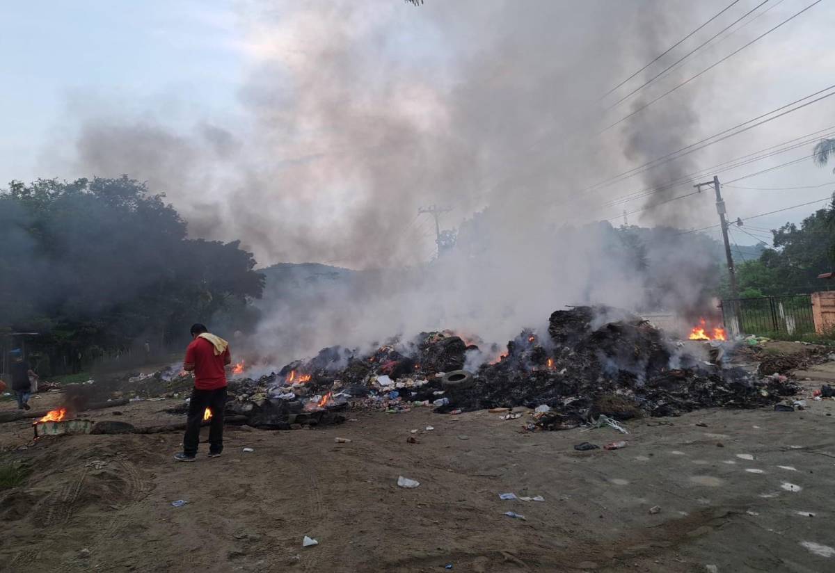 Vecinos molestos bloquean carretera CA-13 exigiendo reparación de bordos en los Bajos de Baracoa