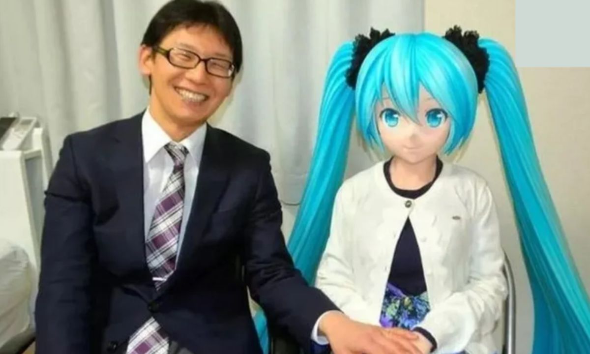 Japonés celebra su sexto aniversario de casados con su novia que es un personaje de ficción
