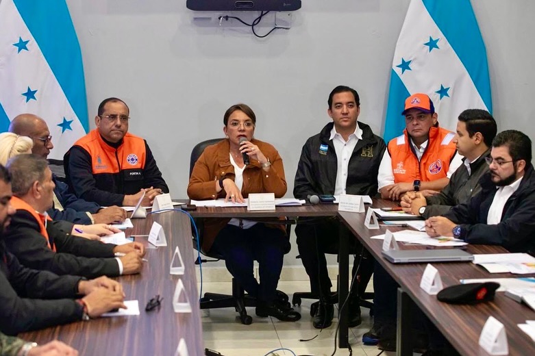 Xiomara Castro y Jorge Aldana evalúan los daños en la capital por tormenta Sara