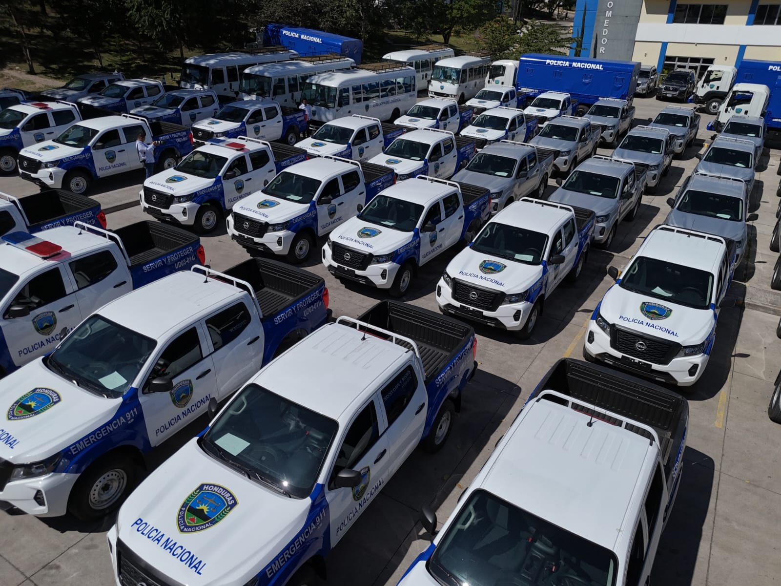 Presidenta Xiomara Castro entrega flota vehicular a la Policía Nacional para fortalecer la seguridad