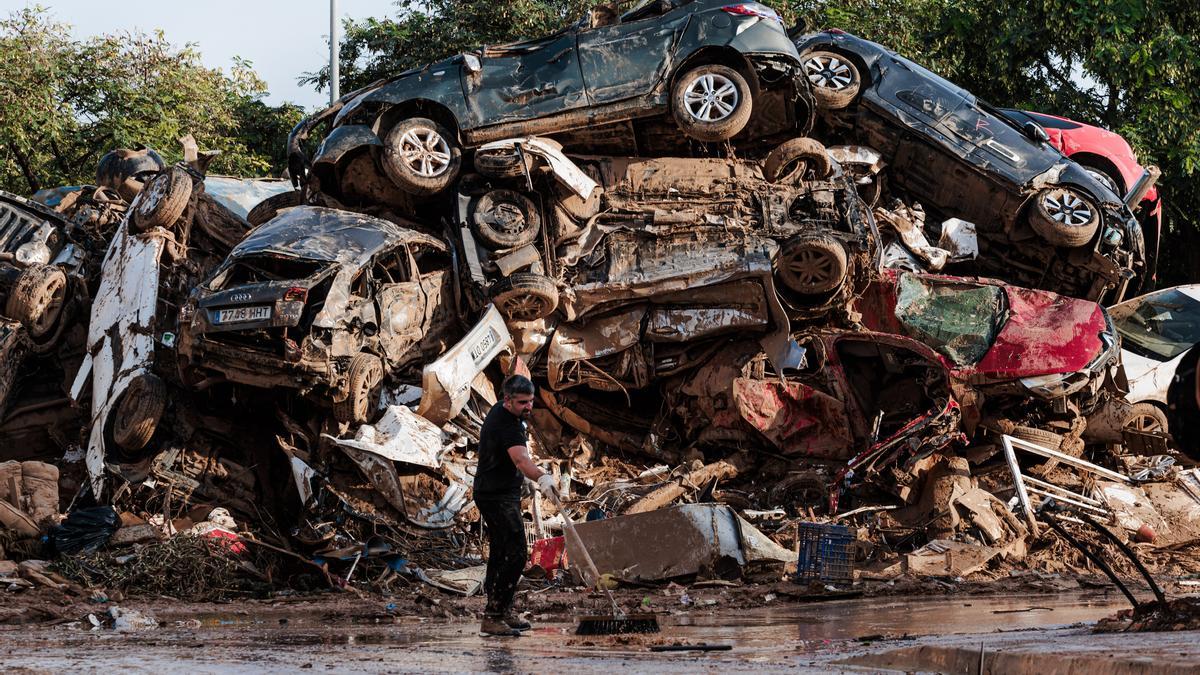 Riesgo ambiental en España por los casi 100.000 coches que la DANA convirtió en chatarra