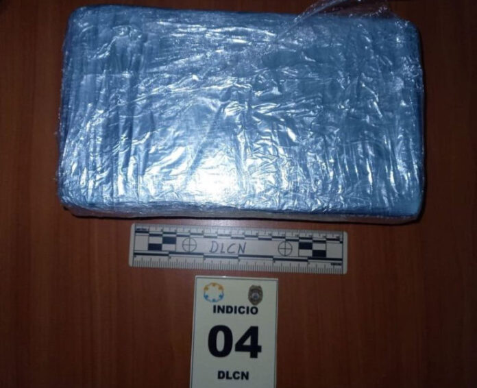 Tras allanamiento detienen a un hombre y una mujer en posesión de supuesta cocaína