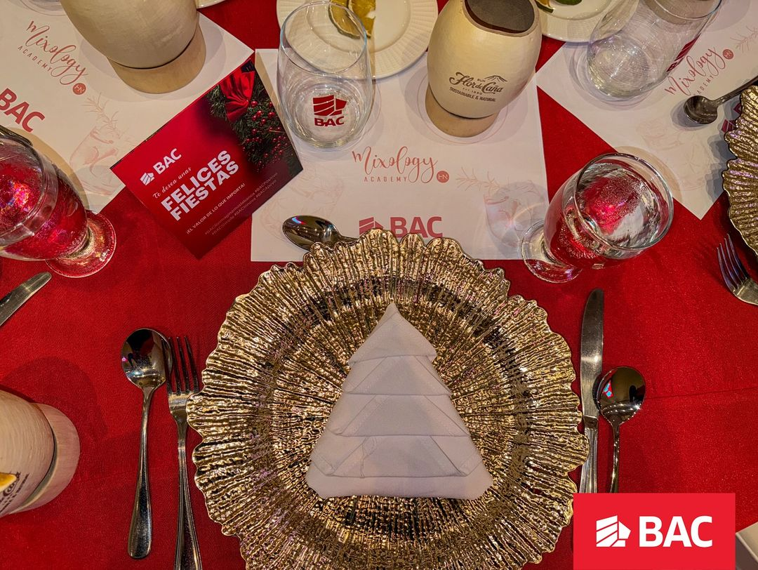 Bac Credomatic celebra la navidad con un almuerzo navideño lleno de magia y alegría