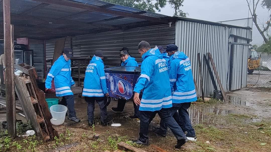 Policía Nacional se suma a ayudas en partes afectadas de Honduras por tormenta tropical “Sara”