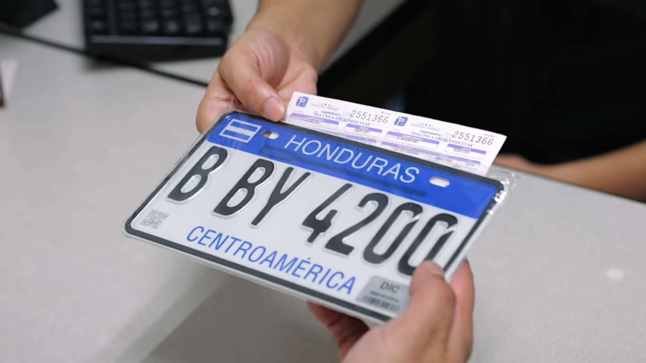 Conductores seguirán con “Placas de papel” hasta 2025, año en el que el IP abrirá licitaciones