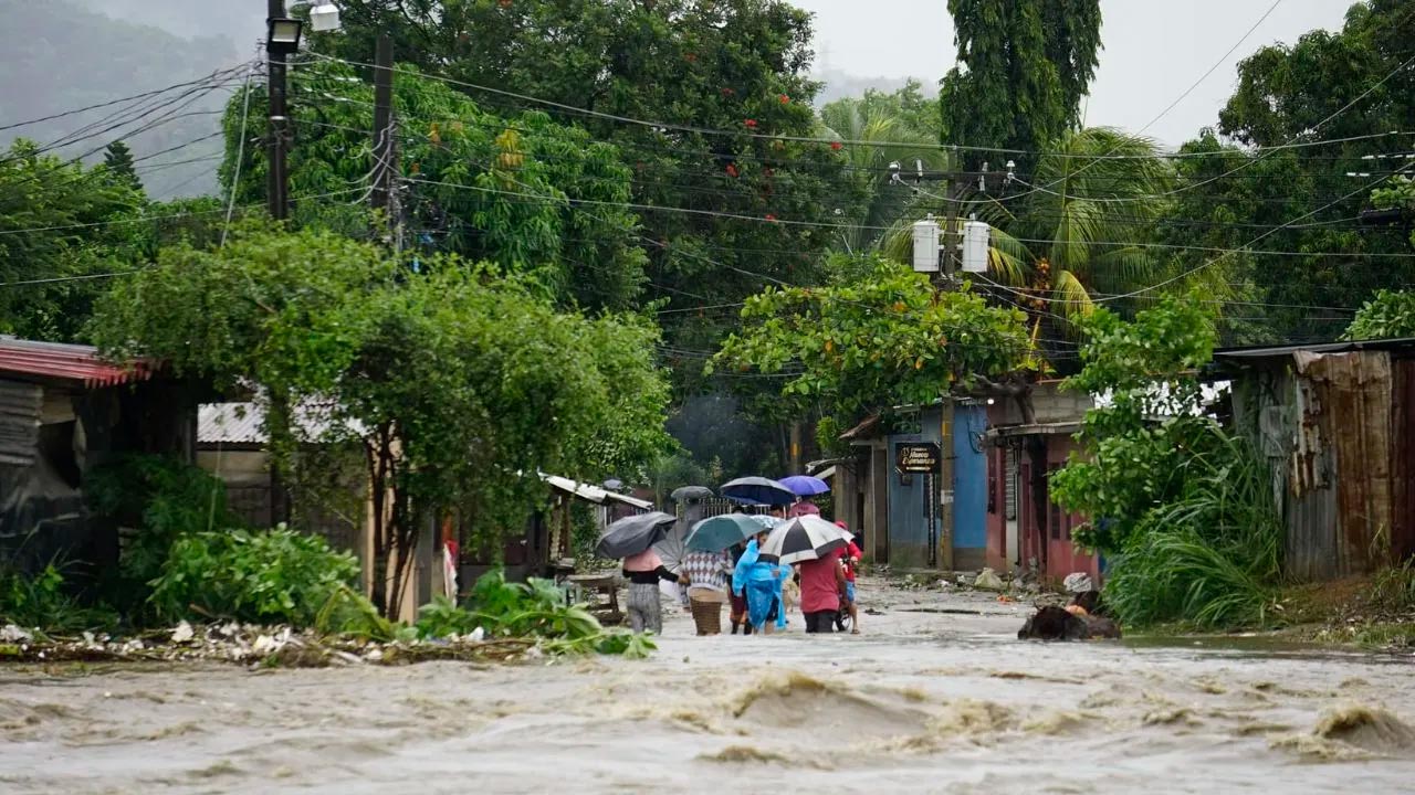 Dos muertos, más de 123,000 damnificados y al menos 28 puentes destruidos deja el paso de Sara por Honduras