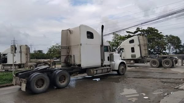 ¡Protesta! Transportistas paralizan operaciones, denunciando malos tratos de la Portuaria «OPC»