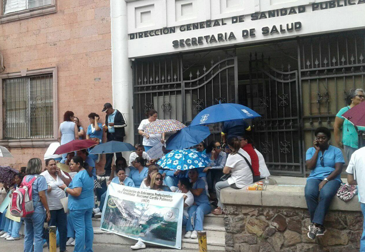 Enfermeras abandonarían áreas críticas como medida de presión tras engaños del Gobierno en incumplimiento de acuerdos