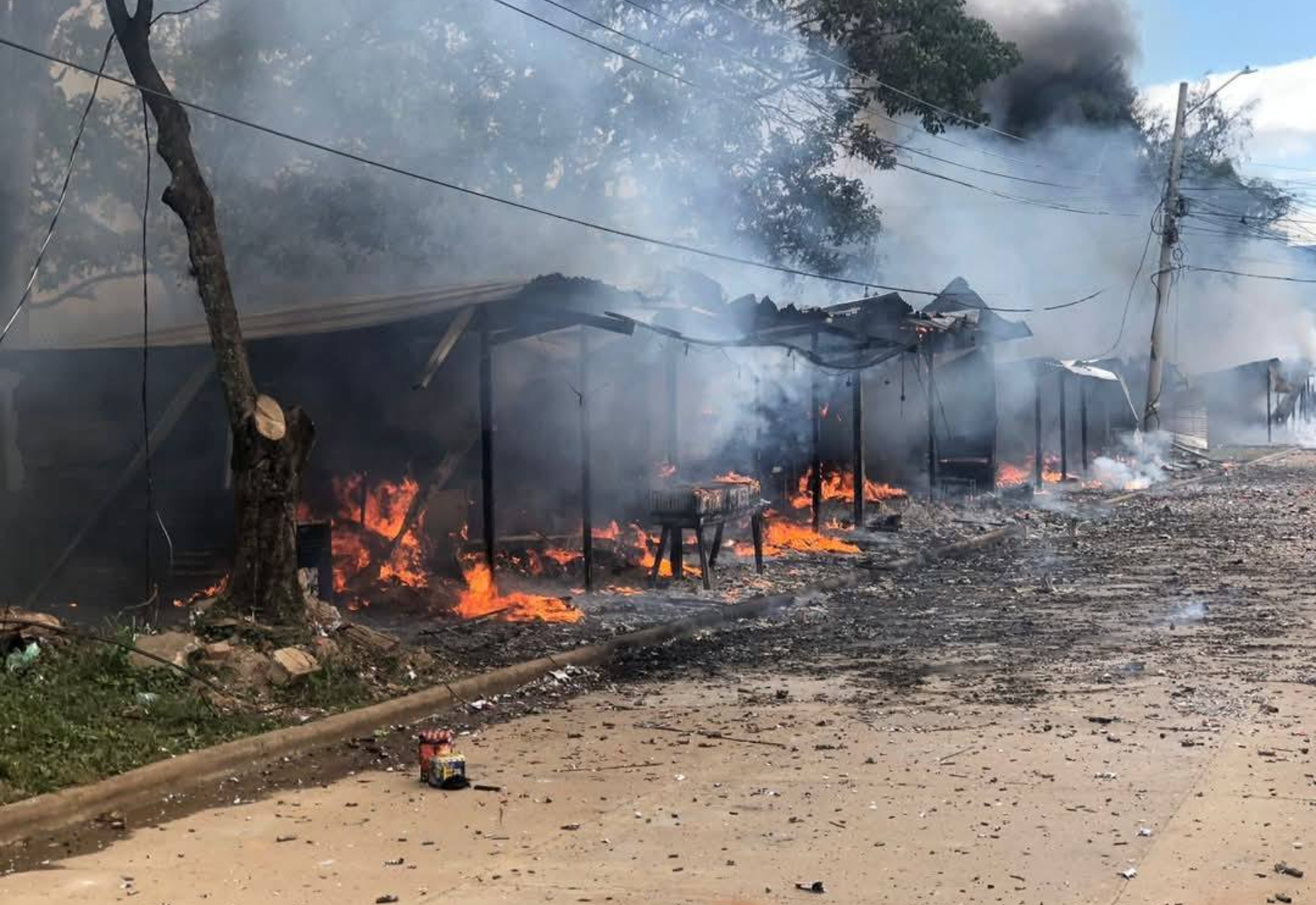 Una persona muerta y unos 30 puestos quemados por incendio de cohetería en Catacamas