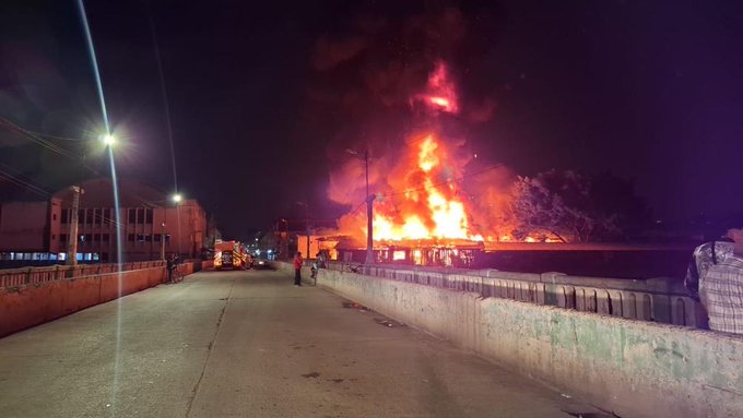 ¡Trágica navidad! Al menos 50 puestos se consumen tras voraz incendio estructural en el Mercado Las Américas de Comayagüela